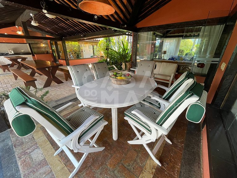 Linda casa com cinco suítes, pé na areia, em condomínio
