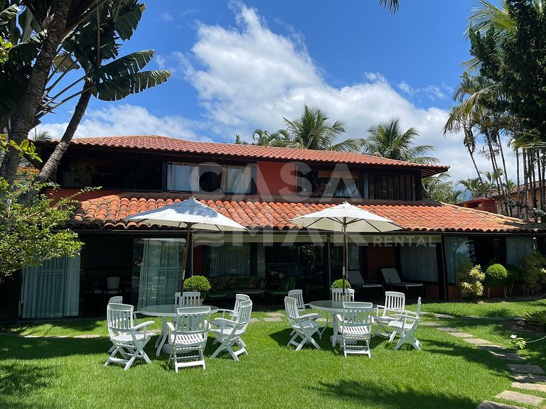 Linda casa com cinco suítes, pé na areia, em condomínio