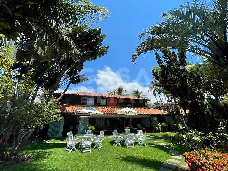 Linda casa com cinco suítes, pé na areia, em condomínio