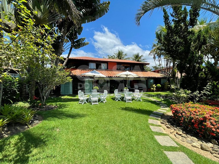 Linda casa com cinco suítes, pé na areia, em condomínio