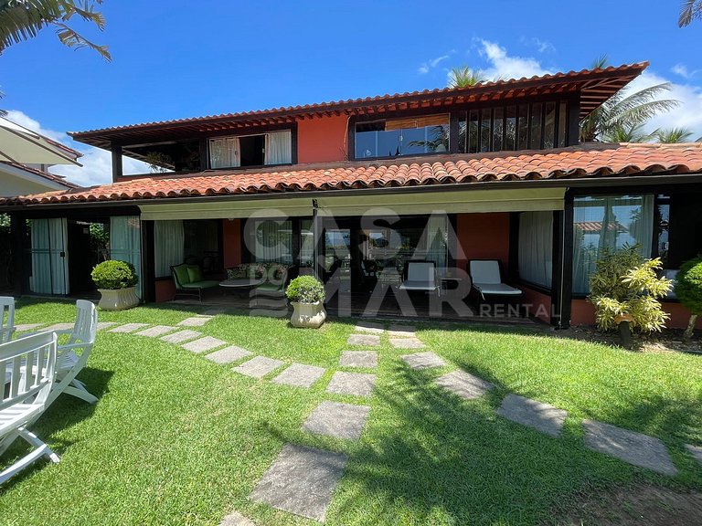Linda casa com cinco suítes, pé na areia, em condomínio