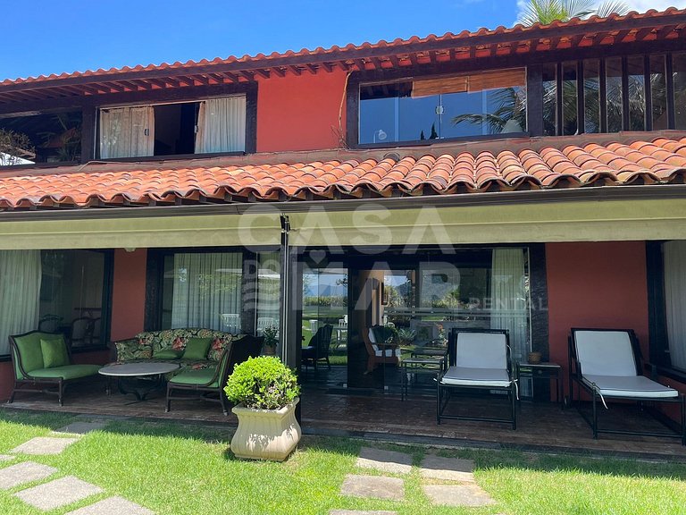 Linda casa com cinco suítes, pé na areia, em condomínio