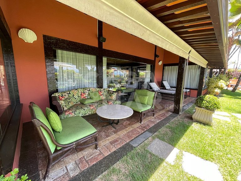 Linda casa com cinco suítes, pé na areia, em condomínio