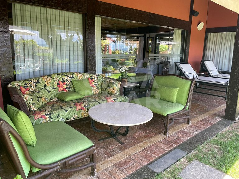 Linda casa com cinco suítes, pé na areia, em condomínio