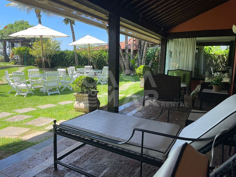 Linda casa com cinco suítes, pé na areia, em condomínio