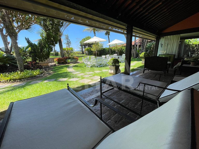 Linda casa com cinco suítes, pé na areia, em condomínio
