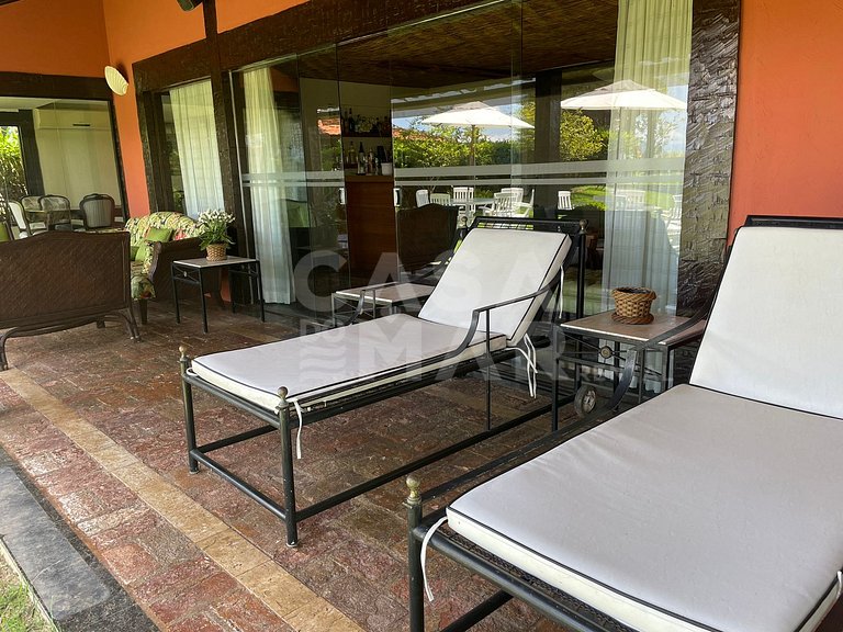 Linda casa com cinco suítes, pé na areia, em condomínio