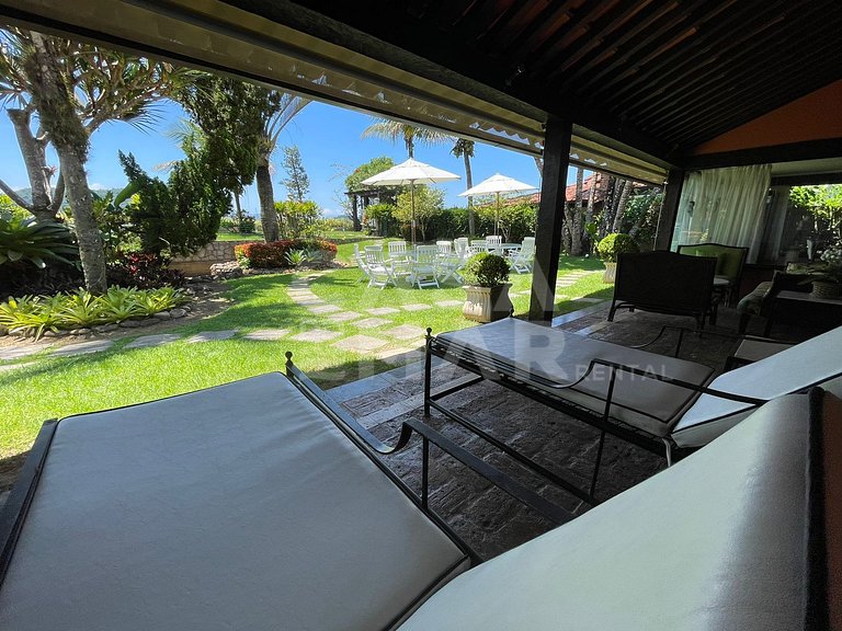 Linda casa com cinco suítes, pé na areia, em condomínio