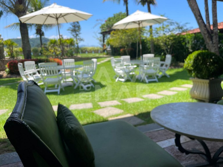 Linda casa com cinco suítes, pé na areia, em condomínio