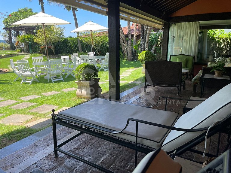 Linda casa com cinco suítes, pé na areia, em condomínio