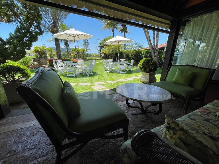 Linda casa com cinco suítes, pé na areia, em condomínio