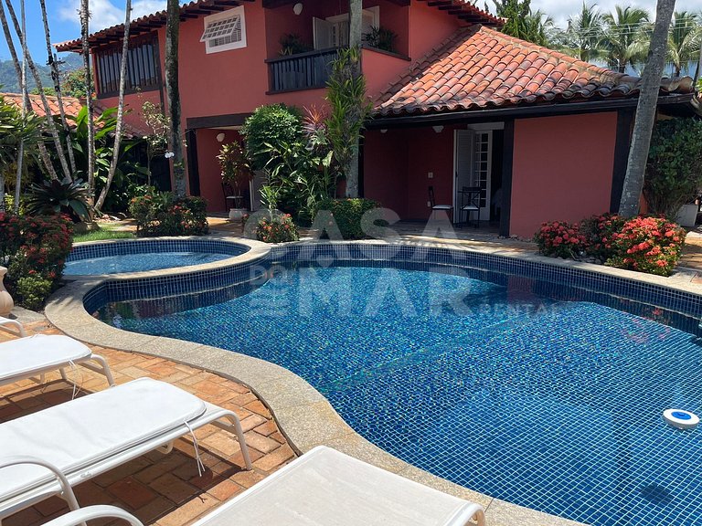 Linda casa com cinco suítes, pé na areia, em condomínio