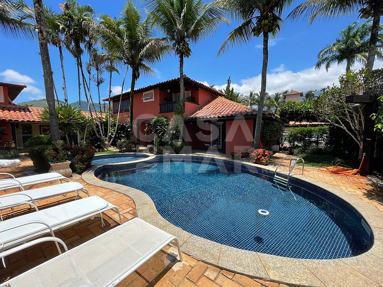 Linda casa com cinco suítes, pé na areia, em condomínio