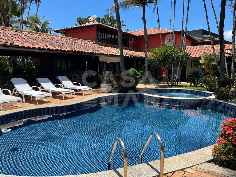 Linda casa com cinco suítes, pé na areia, em condomínio