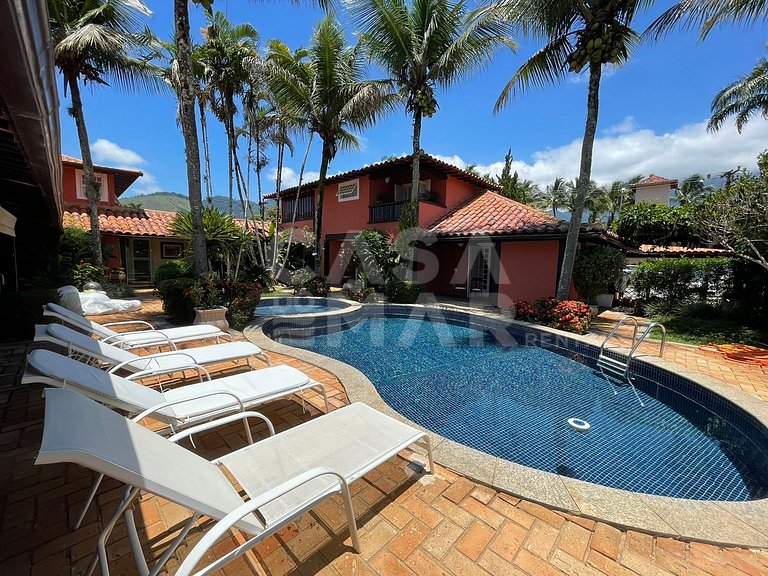 Linda casa com cinco suítes, pé na areia, em condomínio