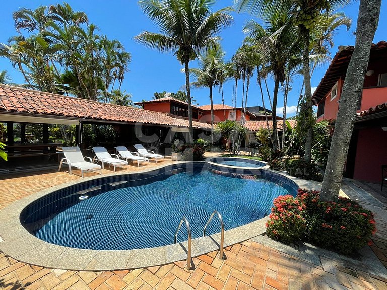 Linda casa com cinco suítes, pé na areia, em condomínio