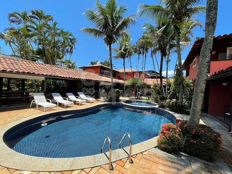 Linda casa com cinco suítes, pé na areia, em condomínio