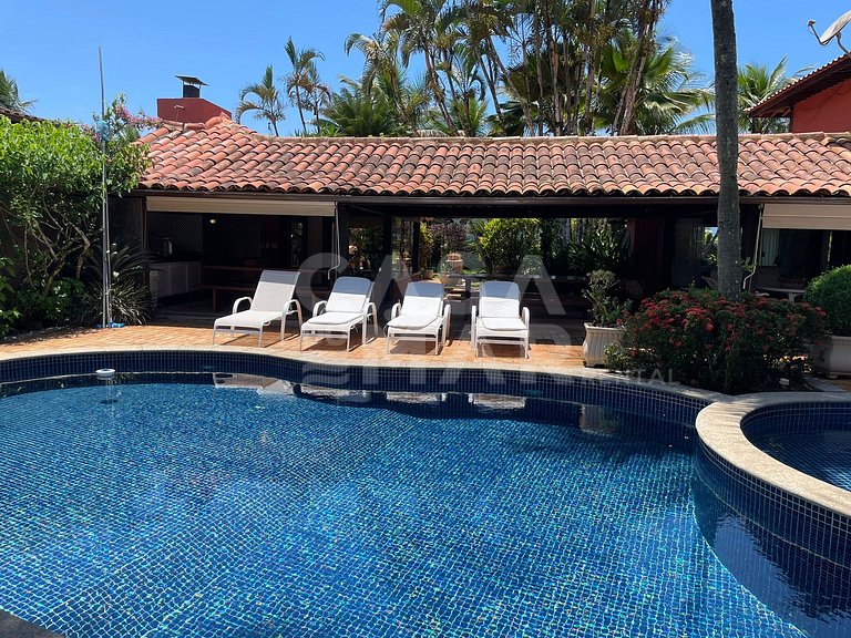 Linda casa com cinco suítes, pé na areia, em condomínio