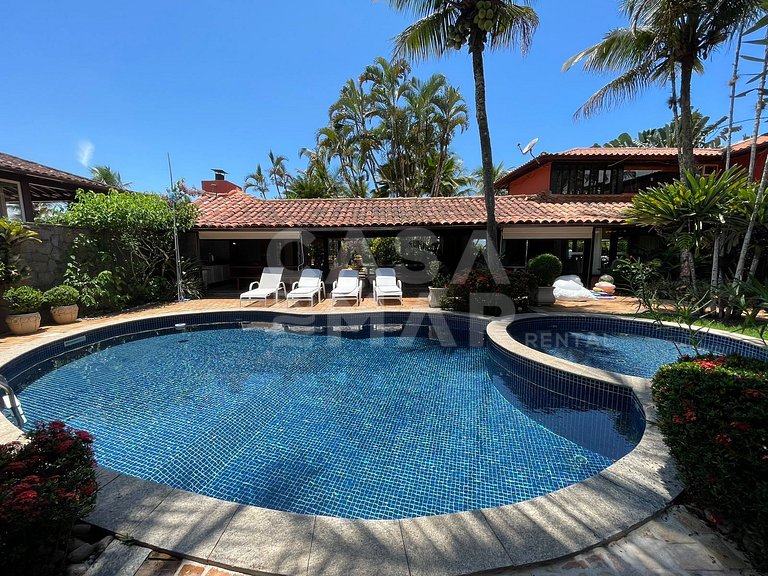 Linda casa com cinco suítes, pé na areia, em condomínio