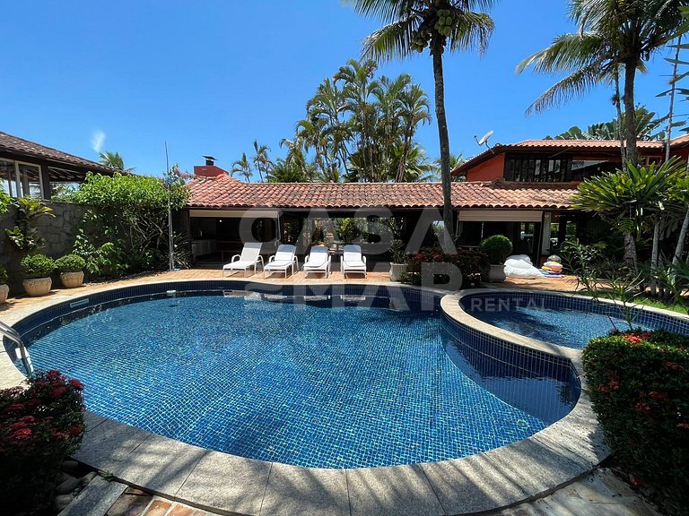 Linda casa com cinco suítes, pé na areia, em condomínio