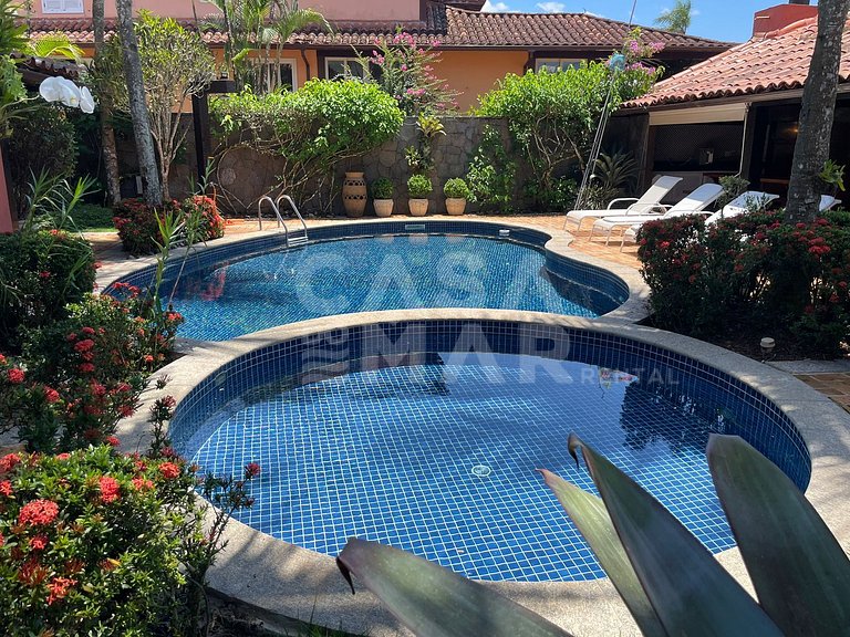 Linda casa com cinco suítes, pé na areia, em condomínio