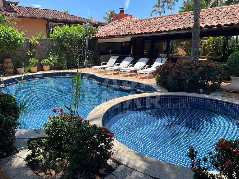 Linda casa com cinco suítes, pé na areia, em condomínio