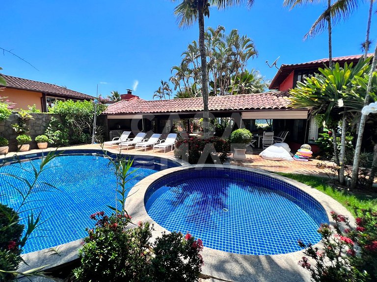 Linda casa com cinco suítes, pé na areia, em condomínio