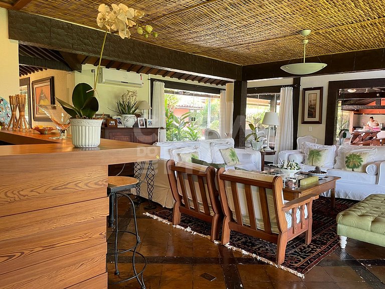 Linda casa com cinco suítes, pé na areia, em condomínio