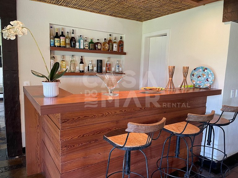 Linda casa com cinco suítes, pé na areia, em condomínio