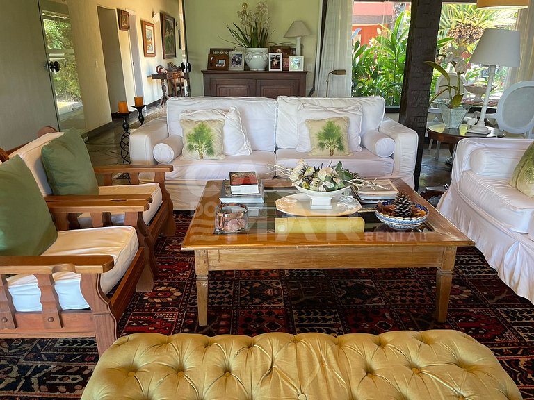 Linda casa com cinco suítes, pé na areia, em condomínio