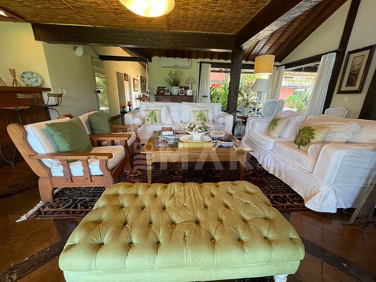 Linda casa com cinco suítes, pé na areia, em condomínio