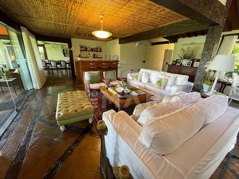 Linda casa com cinco suítes, pé na areia, em condomínio