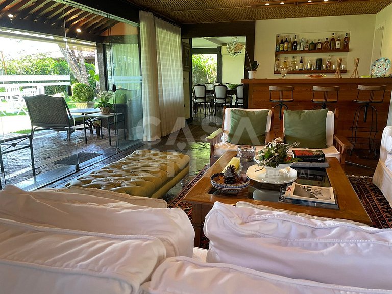 Linda casa com cinco suítes, pé na areia, em condomínio