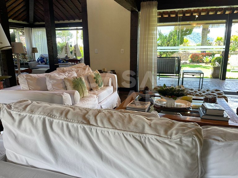 Linda casa com cinco suítes, pé na areia, em condomínio
