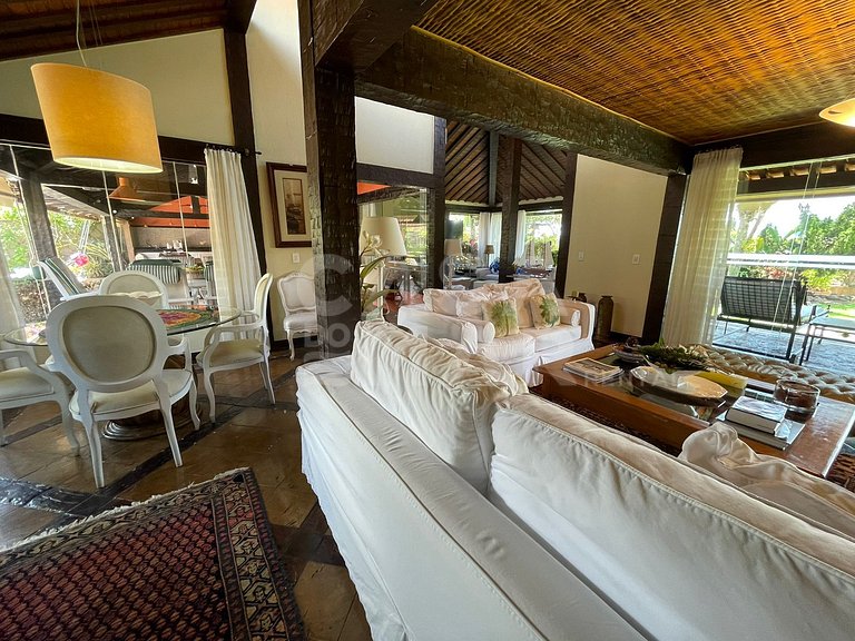Linda casa com cinco suítes, pé na areia, em condomínio