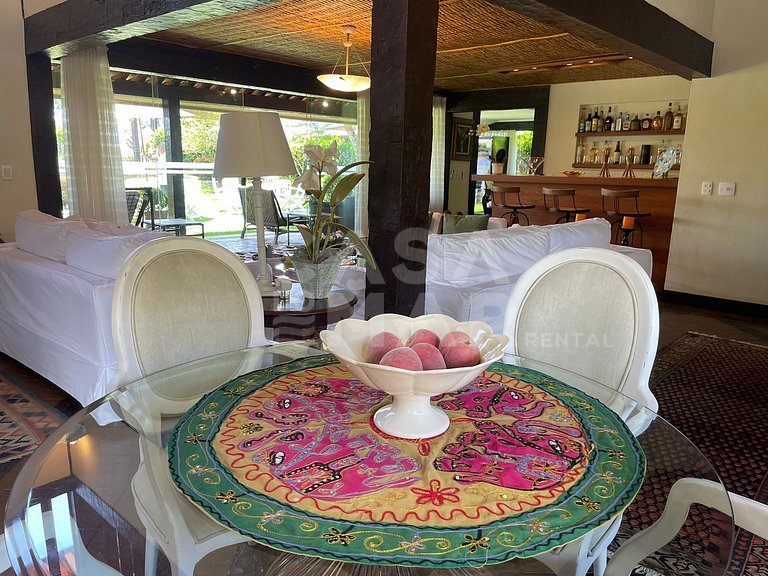 Linda casa com cinco suítes, pé na areia, em condomínio