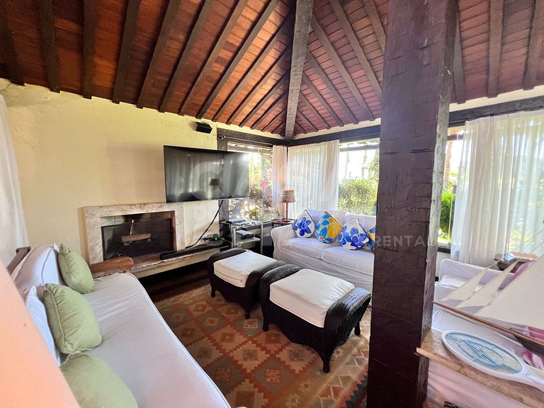 Linda casa com cinco suítes, pé na areia, em condomínio