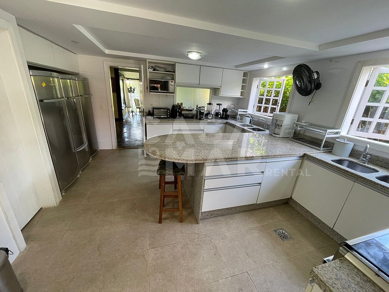 Linda casa com cinco suítes, pé na areia, em condomínio