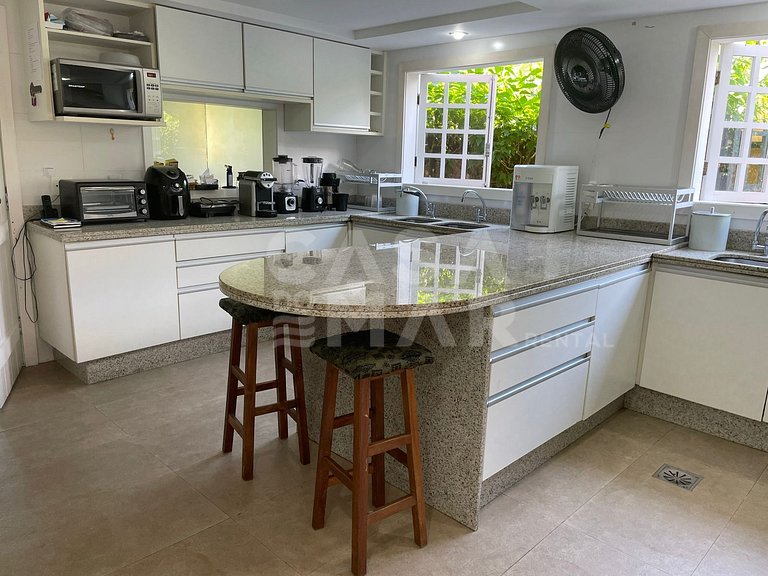 Linda casa com cinco suítes, pé na areia, em condomínio