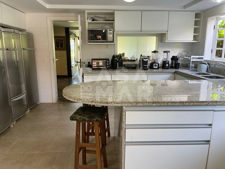 Beautiful house with five suites, right on the sand, in a co