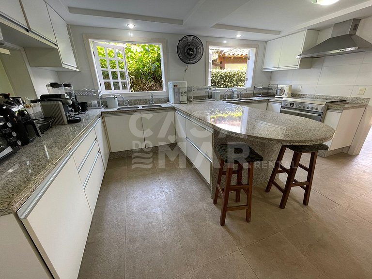 Beautiful house with five suites, right on the sand, in a co