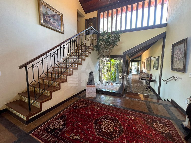 Linda casa com cinco suítes, pé na areia, em condomínio