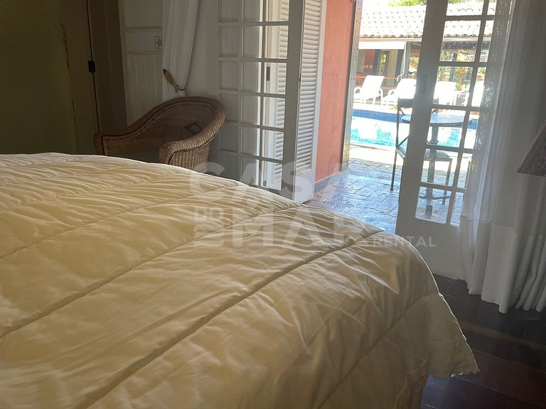 Linda casa com cinco suítes, pé na areia, em condomínio