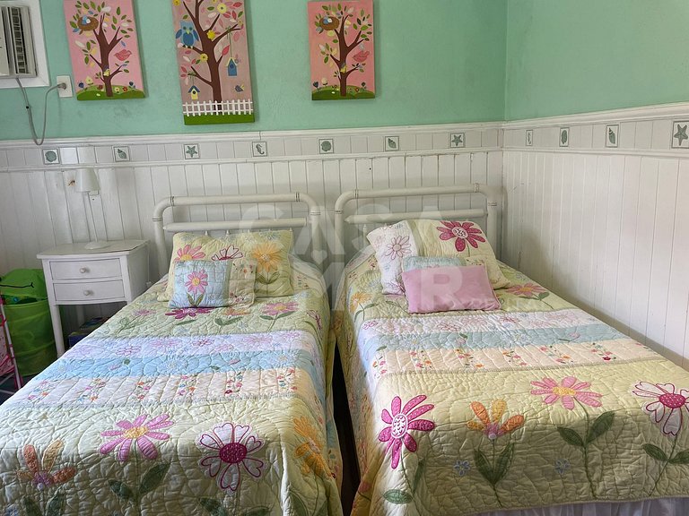 Linda casa com cinco suítes, pé na areia, em condomínio
