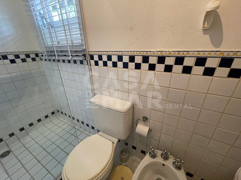 Linda casa com cinco suítes, pé na areia, em condomínio