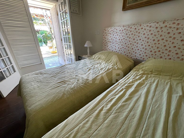 Linda casa com cinco suítes, pé na areia, em condomínio