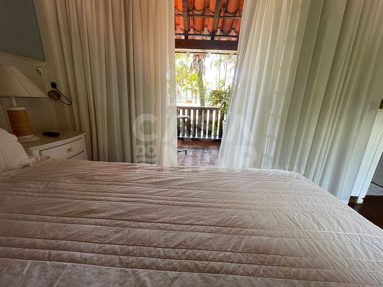 Linda casa com cinco suítes, pé na areia, em condomínio