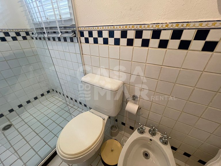 Linda casa com cinco suítes, pé na areia, em condomínio