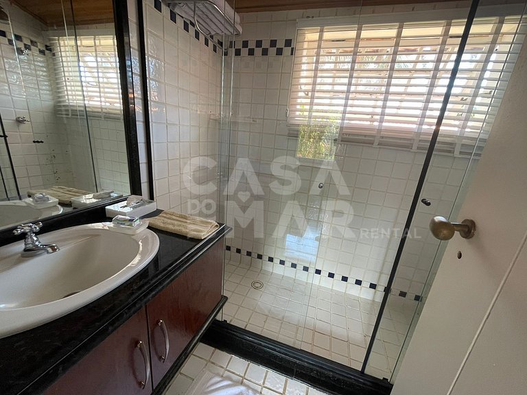 Linda casa com cinco suítes, pé na areia, em condomínio