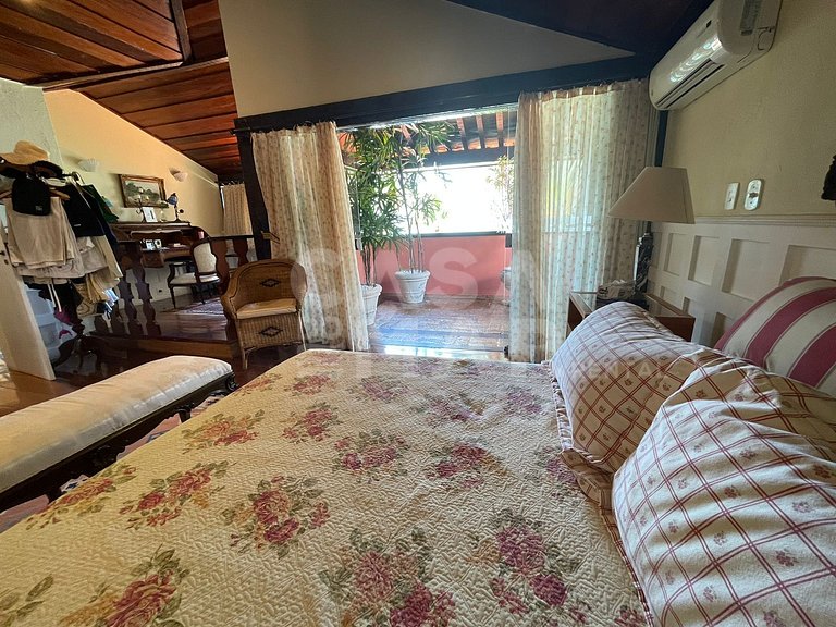 Linda casa com cinco suítes, pé na areia, em condomínio